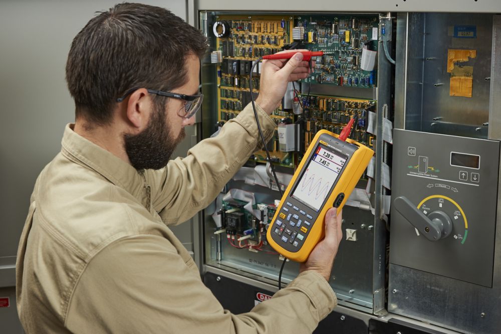 Fluke 123 Industrial ScopeMeter Kit - 20MHz Handheld Oscilloscope & Multimeter With SCC120 Accessories
